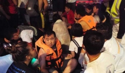 Lật tàu du lịch tại Thái Lan: 1 người thiệt mạng, gần 60 người mất tích