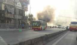 Xe buýt đang chở khách bỗng bốc khói dữ dội giữa lúc thời tiết Hà Nội đang hầm hập