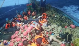Thái Lan: Tàu chở khách du lịch Trung Quốc bị lật, 49 người mất tích
