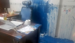 Nữ giám đốc bị thanh niên bịt mặt hắt nguyên thùng sơn lên đầu