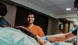 Chùm ảnh: Ông bố trẻ bật khóc xúc động trong phòng hộ sinh, nhưng lại không phải dành cho đứa con mới chào đời