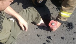 Nắng nóng dữ dội, thanh niên bị đường nhựa 'nuốt' mất chân