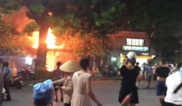 Quán bia trên phố Quán Sứ bốc cháy dữ dội, thực khách nhảy từ tầng 2 xuống đất thoát thân