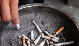 Thầy giáo bắt học sinh uống tàn thuốc lá pha nước gây phẫn nộ