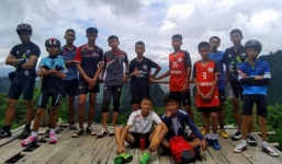 Họp báo lúc nửa đêm: Đội bóng Thái Lan sẽ được đưa ra bằng lối đi chính