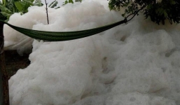 Dòng kênh 'tuyết' xuất hiện ở Hải Dương khiến người dân đi qua phải bịt mũi