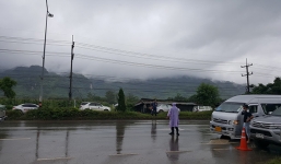 Hồi hộp mong chờ tin tức đầu tiên từ hành trình giải cứu đội bóng Thái Lan