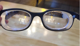 Câu chuyện về chú bé cận 25 độ bẩm sinh nhưng thái độ của nhân vật chính mới là thứ gây sốt MXH