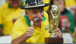 Bức ảnh chứa đựng câu chuyện xúc động về người đàn ông cầm cúp đi cổ vũ World Cup suốt gần nửa cuộc đời