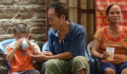 Tình người trong dãy trọ 15k/ đêm ở Hà Nội: Ông chủ tự bỏ tiền túi lắp điều hòa, quạt mát cho người nghèo trốn nóng