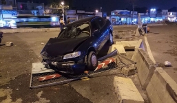 Ô tô của Chi cục hàng hải Việt Nam lao vào rào chắn công trình, nhiều người khiếp vía