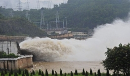 Sáng nay 9/7, thủy điện Hòa Bình mở thêm 1 cửa xả đáy