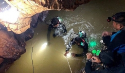 Giải cứu đội bóng Thái Lan: Mưa như trút nước, nguy cơ tạo nên dòng chảy xiết trong hang