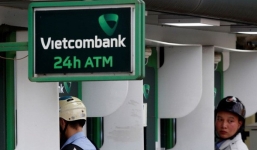 Tin không vui cho khách hàng Vietcombank: NH này vừa bất ngờ tăng phí rút tiền ATM thêm 50\%, 1 tuần nữa áp dụng ngay