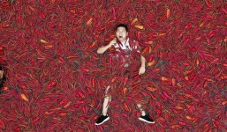 Nhiệt độ lên đến gần 40 độ C, Trung Quốc vẫn tổ chức cuộc thi ngâm mình ăn ớt và tìm được quán quân