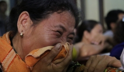 Xét xử kẻ sát nhân giết 5 người: Chị gái nạn nhân dùng khăn che miệng để không phát ra tiếng khóc