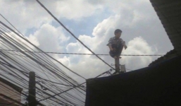 Thanh niên nghi ngáo đá đi trên dây điện rồi la lớn 'sợ bị giang hồ chém'