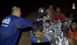 Bốn thành viên đội bóng được giải cứu: Người nhà thăm phải đứng cách từ một tới hai mét cho tới khi có kết quả xét nghiệm máu