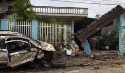 Ôtô bất ngờ tông sập cổng nhà dân, 4 người bị thương nặng