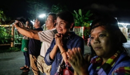 Giải cứu đội bóng Thái Lan: 4 em nhỏ đã được gặp người thân