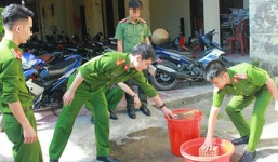 Sự thật thông tin cán bộ dùng gạch tiêu hủy pháo bị thương