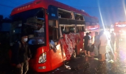 Hai xe giường nằm tông nhau, hơn 60 hành khách hoảng loạn kêu cứu