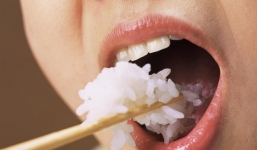 Bảo quản cơm nguội như thế này rồi hâm nóng lại để ăn có thể dẫn đến tiêu chảy, ngộ độc thực phẩm