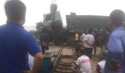 Chết máy trên đường ray, xe hổ vồ bị tàu hoả tông bay