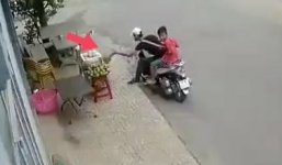 Clip: Thanh niên đi xe SH trộm sầu riêng bày bán trên vỉa hè nhanh như cắt