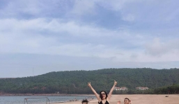 Vợ đại gia kim cương lần đầu “lộ” ảnh bikini cùng 3 con ra biển nghỉ hè