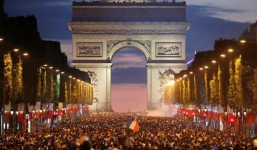 Pháp vào chung kết World Cup 2018: CĐV quá khích tấn công cảnh sát, làm loạn Paris