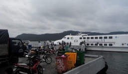 Biển động mạnh khiến tàu chạy ra Phú Quốc phải hoãn lại, hàng trăm du khách mắc kẹt trên đảo