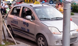 Khách nước ngoài bức xúc tố tài xế taxi ở Nha Trang ép trả phụ thu gấp 7 lần tiền cước