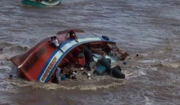 Chìm tàu trên biển Cà Mau, 9 ngư phủ may mắn được giải cứu kịp thời