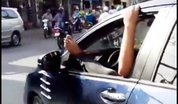 Người đi đường bất bình cảnh tài xế ôtô lái xe nhưng gác chân thò tay ra cửa