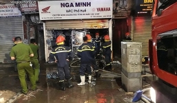 Hà Nội: Cháy lớn cửa hàng phụ tùng xe máy trên phố Huế, cả khu phố hoảng loạn