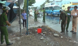 Đang quét sân trước nhà, người phụ nữ chết thảm dưới bánh xe tải