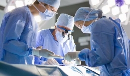 Hãi hùng hút cả lít hóa chất lạ trong ngực nữ Việt Kiều hậu phẫu thuật