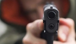 Gọi bạn gái không được, nam thanh niên nổ súng, rút dao đâm trọng thương bạn gái rồi tự tử