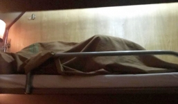 Cặp đôi đi tàu hỏa giường nằm nhưng quyết 'ấp chung chăn' khiến hành khách phía dưới nơm nớp lo sập giường