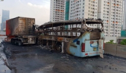 Xe giường nằm bốc cháy sau va chạm với xe container: Người phụ nữ tử vong đang mang thai