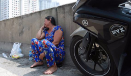 Người nhà khóc ngất đón thi thể người phụ nữ mang bầu 6 tháng tử vong trong vụ cháy xe khách ở Hà Nội