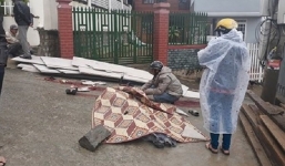 Hàng chục tấm thạch cao từ trên xe trượt xuống đè chết 2 người, 1 người bị thương nặng