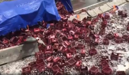 Thanh Hóa: Xe đầu kéo chở bia gặp nạn, hàng nghìn chai bia rơi vãi kín mặt đường