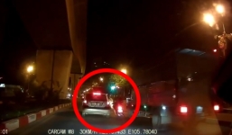 Clip: Xe máy rồ ga đâm gục CSGT rồi chạy mất tại Hà Nội