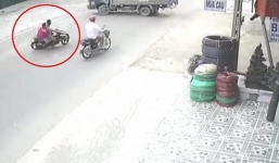 Sau màn phi như thiêu thân, 2 thanh niên cưỡi Exciter nằm gọn dưới gầm xe tải