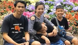 Cuộc đoàn tụ xúc động qua cửa kính của gia đình cậu bé Thái Lan sau 17 ngày mắc kẹt