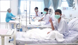 Giải cứu đội bóng bị mắc kẹt: Các thiếu niên 'ngủ' khi ra khỏi hang