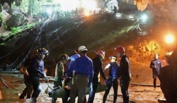 Tiết lộ lý do thành viên đôi bóng nhí Thái Lan phải nằm cáng khi được cứu khỏi hang 