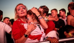 Beckham thẫn thờ, CĐV mắt đẫm lệ nhìn Tam sư lỡ hẹn cúp vàng World Cup